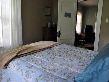 Lazy T Ranch Guest House Manhattan Exterior photo