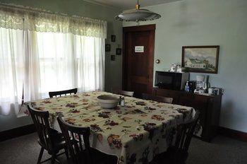 Lazy T Ranch Guest House Manhattan Exterior photo